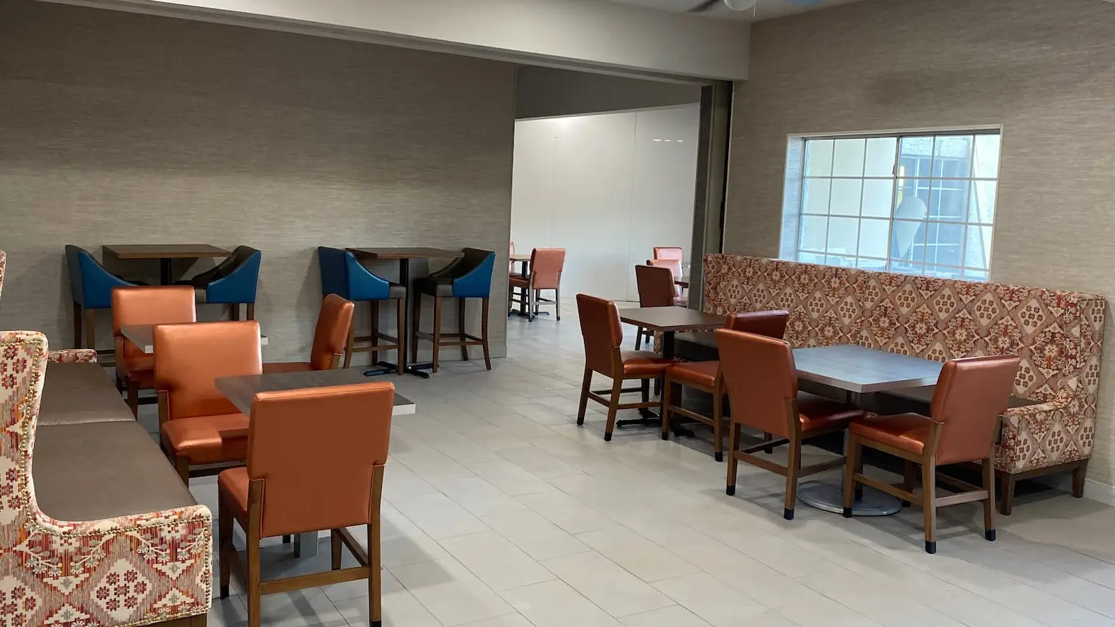 Breakfast-Dining Sitting Area Breakfast-Dining Sitting Area